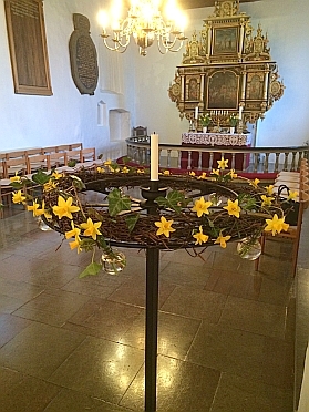 Lysholder benyttet i påsken til tornekrans og påskeliljer